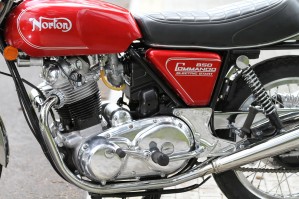 12 Norton Commando silnik cylinder