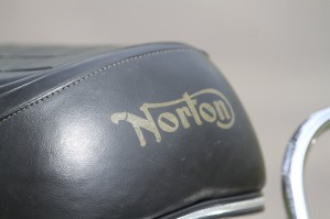 17 Norton Commando siodlo