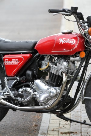 28 Norton Commando z bliska