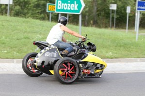 04 Buell 1125 CR z koszem bocznym Szajbas Garage na drodze