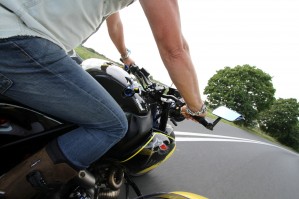 19 Buell 1125 CR z koszem bocznym Szajbas Garage w trakcie jazdy