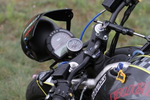 32 Buell 1125 CR z koszem bocznym Szajbas Garage kokpit