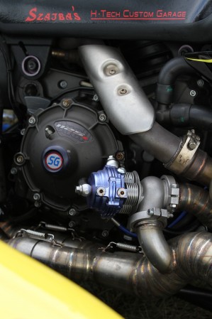 54 Buell 1125 CR z koszem bocznym Szajbas Garage silnik z bliska