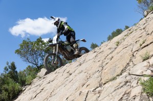 05 TRIUMPH TF 250 E test enduro na skalach