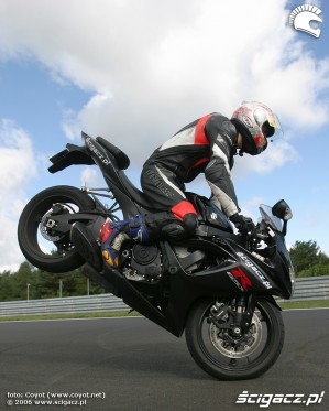 stoppie suzuki gsx-r-750