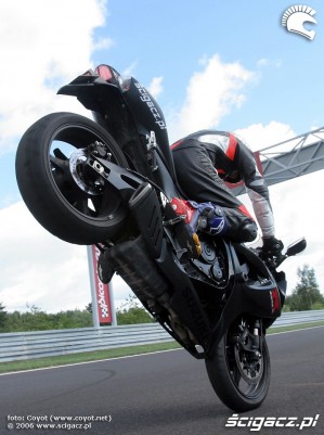 suzuki gsx-r-750 i jeszcze raz stoppie