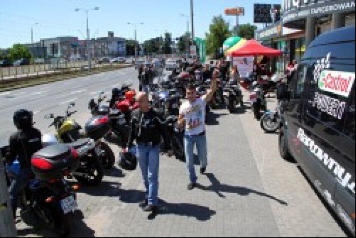 uczestnicy Niedzieli Motocyklowej z Castrol