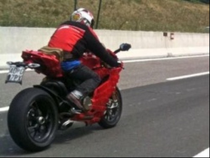 Ducati 1199 Xtreme na autostradzie