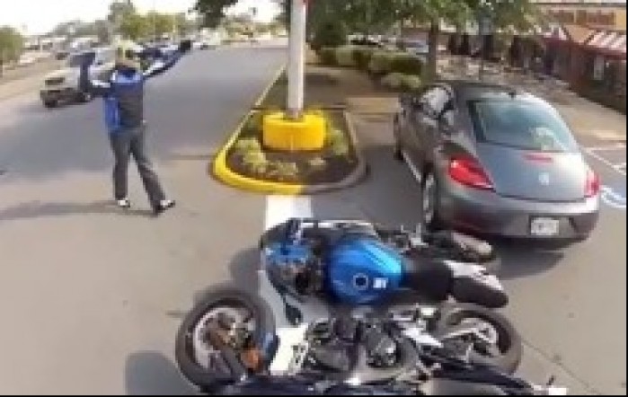 kobieta przewraca motocykle
