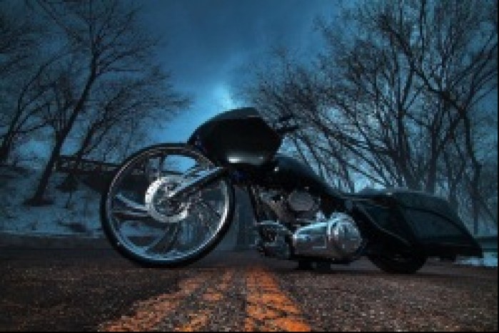 w nocy 30 calowe kolo Harley Davidson