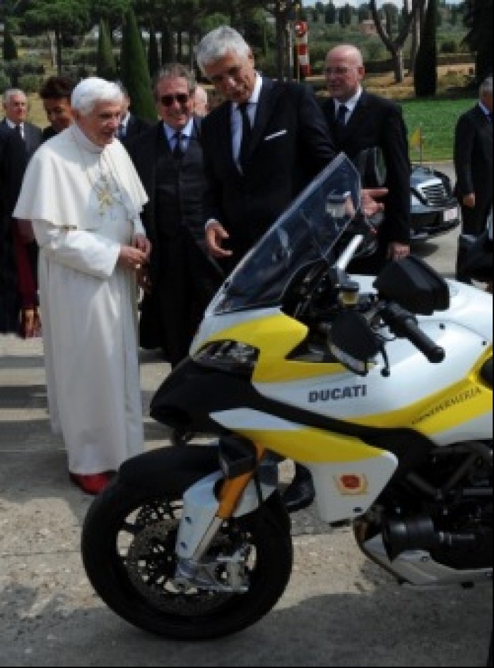 prezentacja motocykla Benedykt XVI Ducati Multistrada