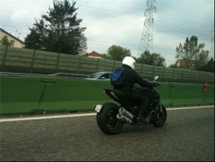 przelot autostrada Ducati Diavel 2011