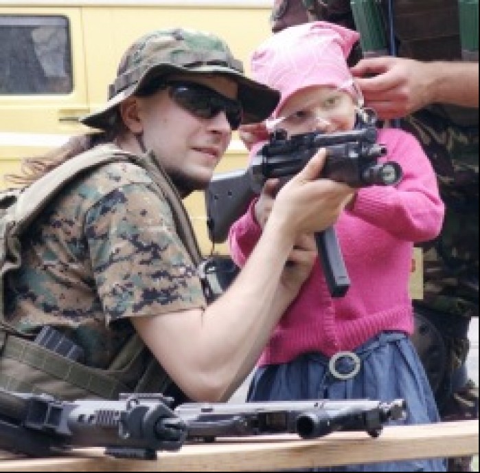 dziewczynka z karabinem Dzien Dziecka w Centrum Zdrowia Dziecka