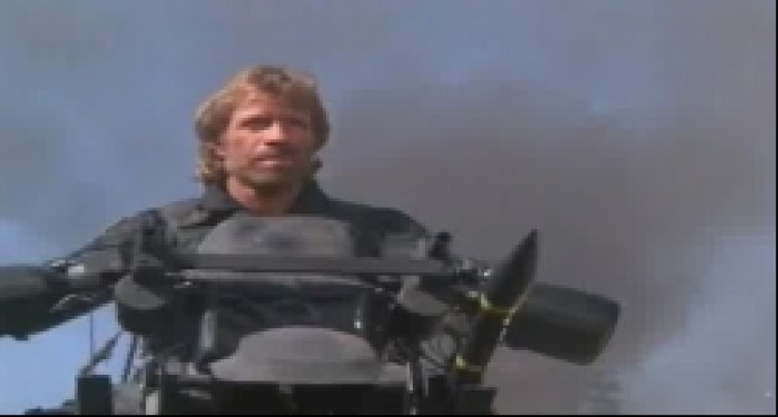 Chuck Norris na Enduro z wyrzutnia rakiet