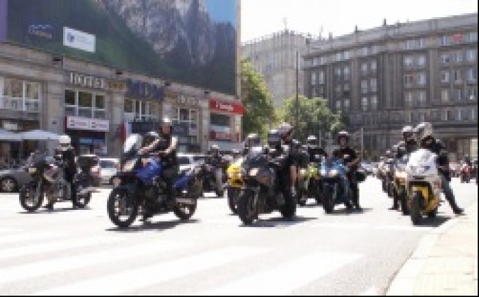 motocykle na swiatlach protest przeciwko oplatom na autostradach