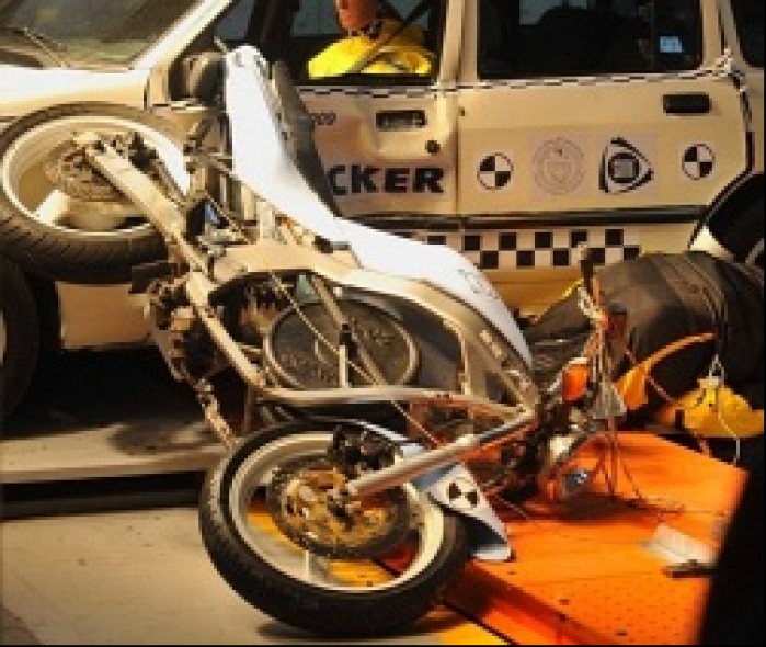 Rezultat testu zderzeniowego motocykla i samochodu