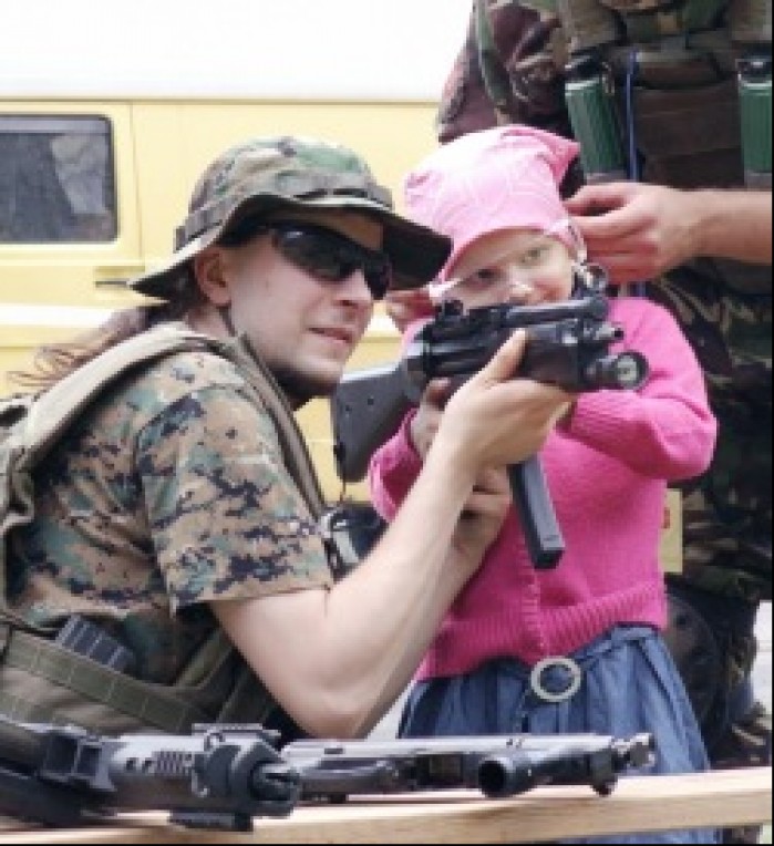 dziewczynka z karabinem Dzien Dziecka w Centrum Zdrowia Dziecka