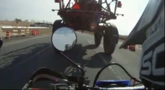 motocykl pod traktorem