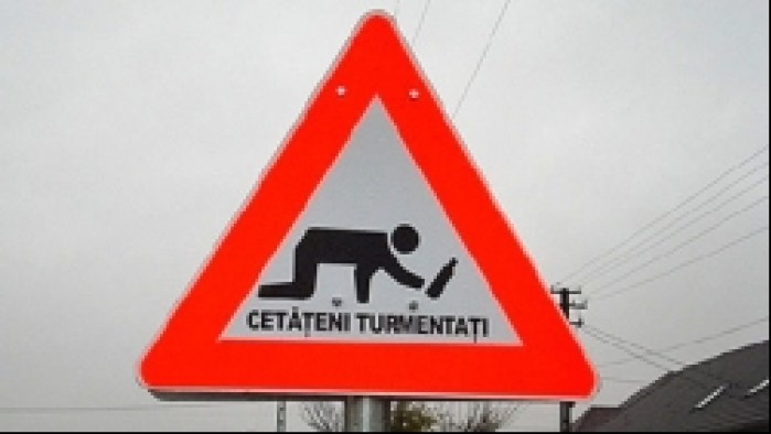 Uwaga Pijani znak w Rumunii