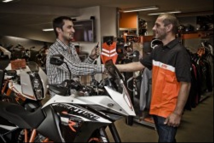 szczesliwy nowy wlasciciel motocykla KTM