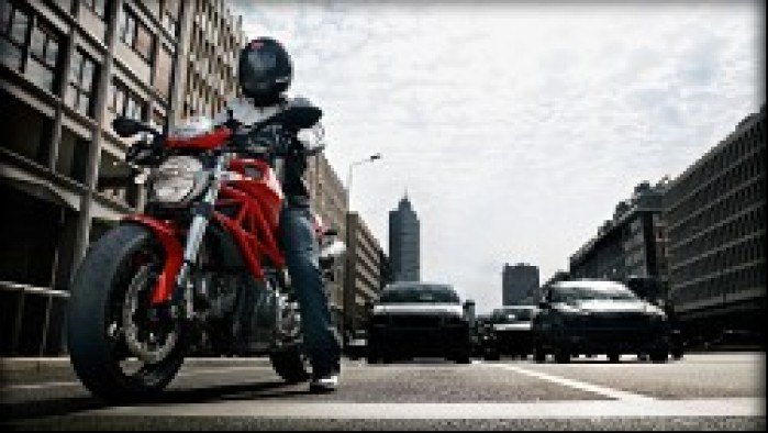 Ducati Monster 696 w miescie