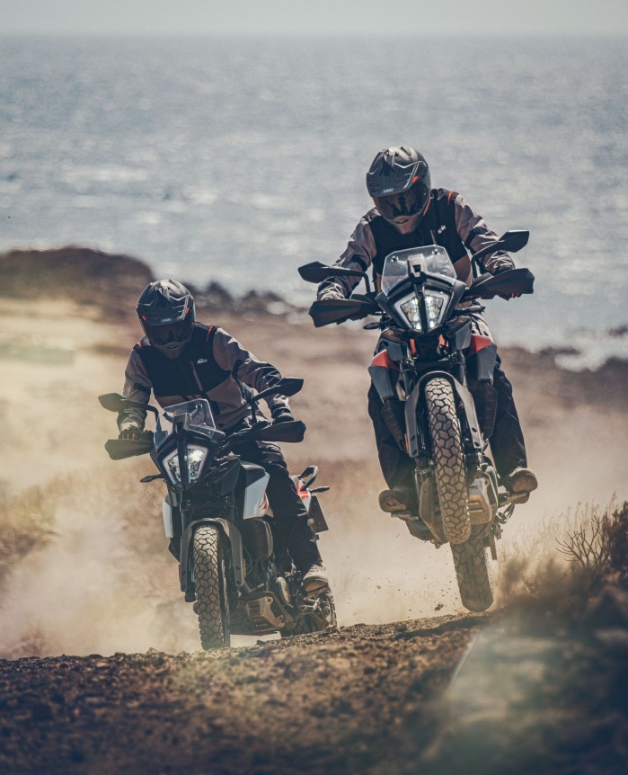 KTM 390 Adventure 2020 dwa motocykle off morze