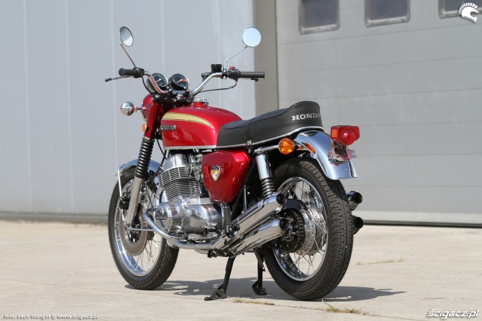 10 Honda CB 750 Four statyka