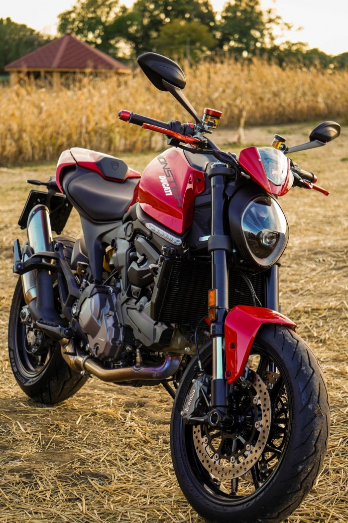 14 Ducati Monster Plus 2021 na farmie