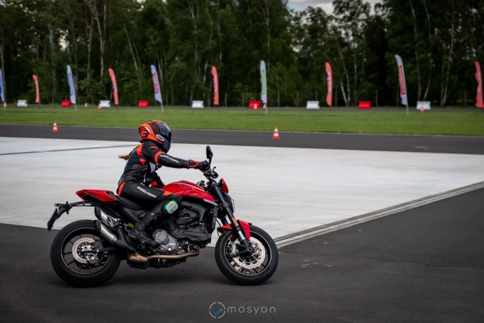 03 Testy prasowe Ducati Monster 2021