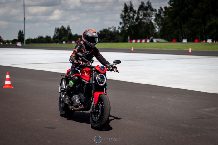 04 Testy prasowe Ducati Monster 2021