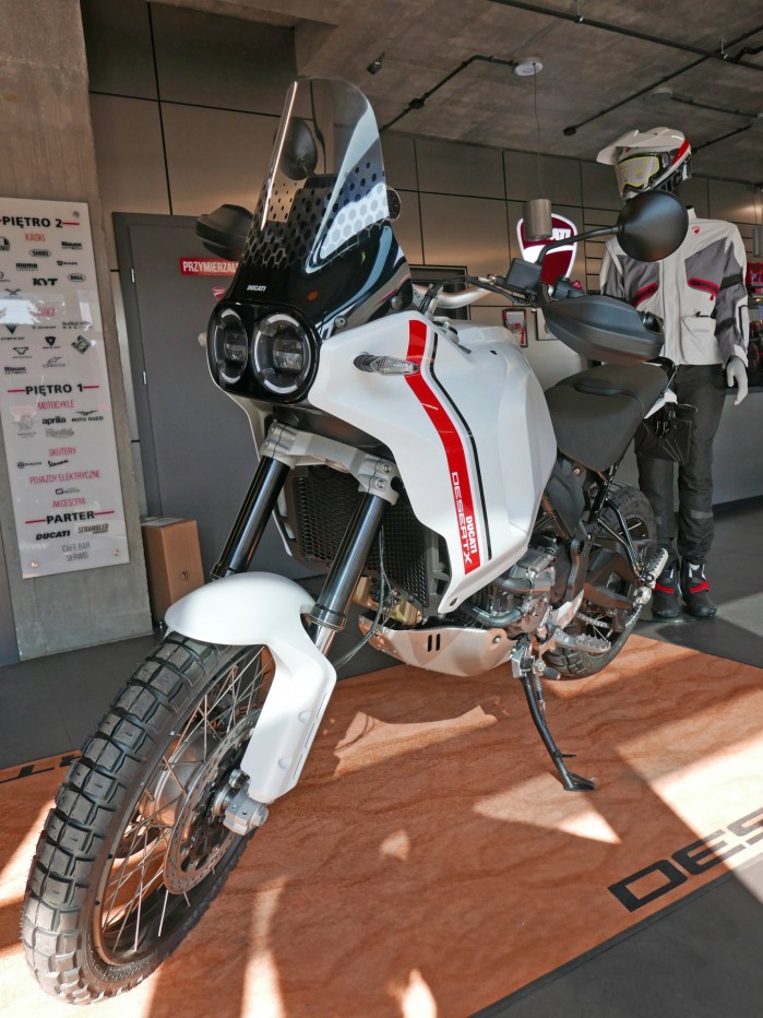 10 Ducati DesertX manekin