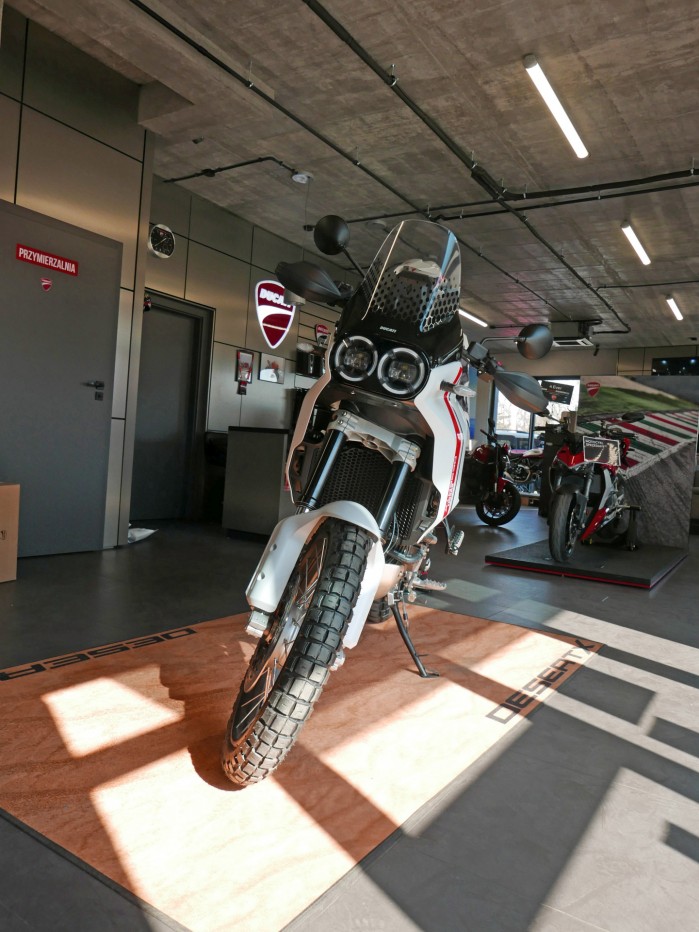 11 Ducati DesertX przodem