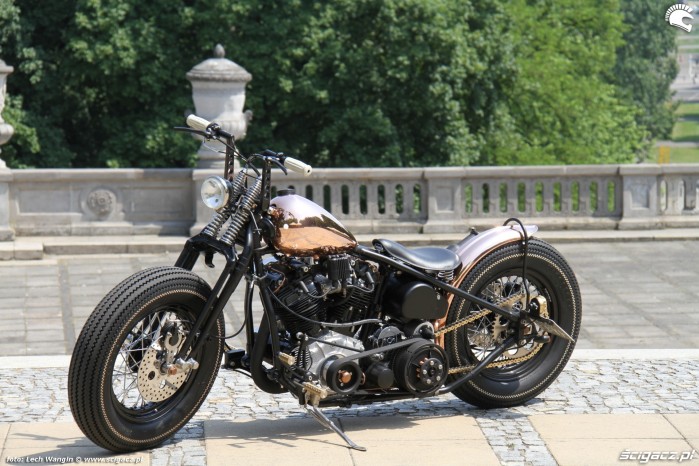 05 Harley Davidson Knucklehead custom na placu