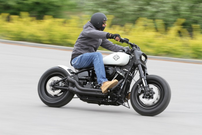 01 Harley Davidson Fat Bob custom na drodze
