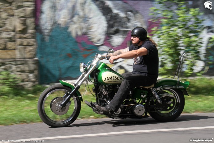 18 Harley Davidson Shovelhead custom na ulicy