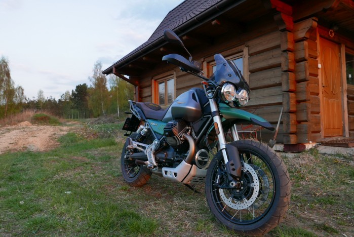 04 Moto Guzzi V85 TT przed domem