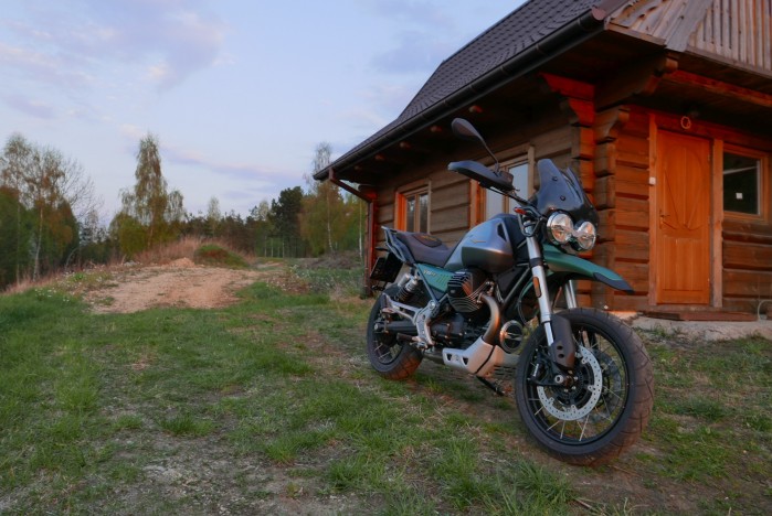 09 Moto Guzzi V85 TT przed chatka