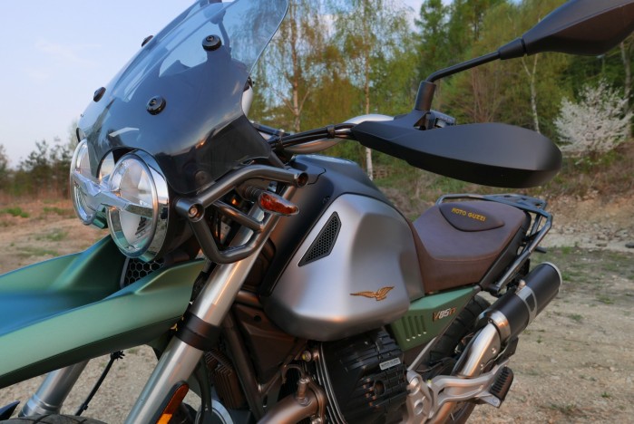 12 Moto Guzzi V85 TT 2022 z bliska