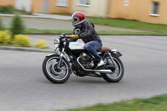 03 Moto Guzzi V35 Imola Cafe Racer jazda