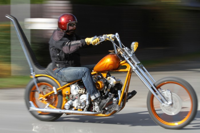 04 custom Harley Davidson Knucklehead podczas jazdy