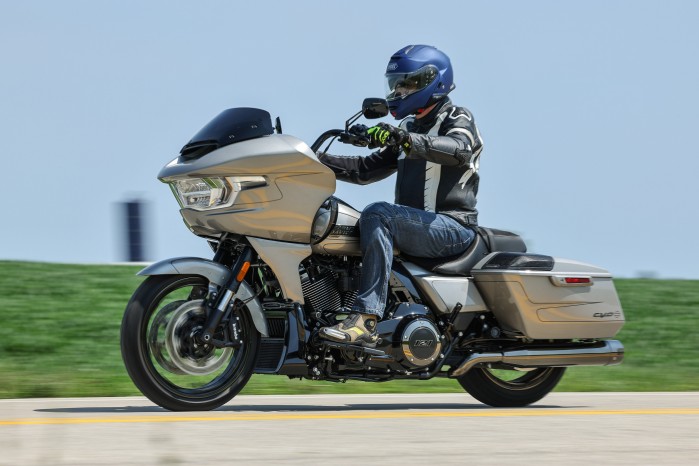 01 Harley Davidson Road Glide CVO 2023 test motocykla
