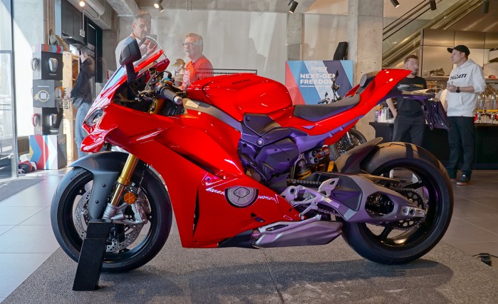 Ducati Panigale V4S 2025 profil