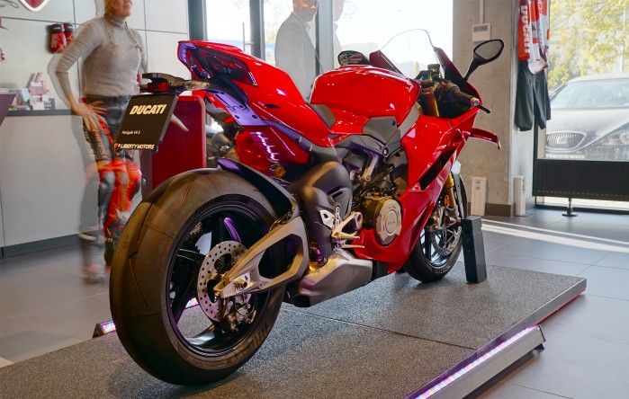 Ducati Panigale V4S model 2025 od tylu