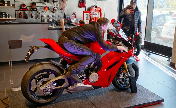 Ducati Panigale V4S model 2025 pozycja