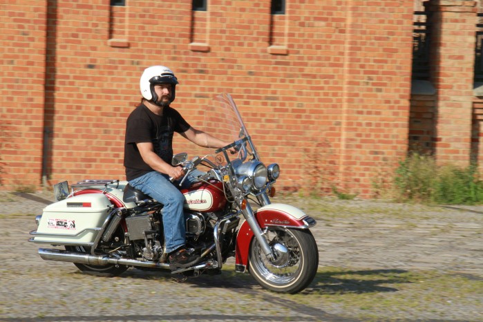 04 Harley Davidson FLH Shovelhead podczas jazdy