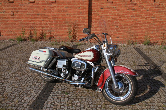 12 Harley Davidson FLH Shovelhead na parkingu