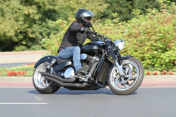 01 Honda VTX 1800 custom jazda