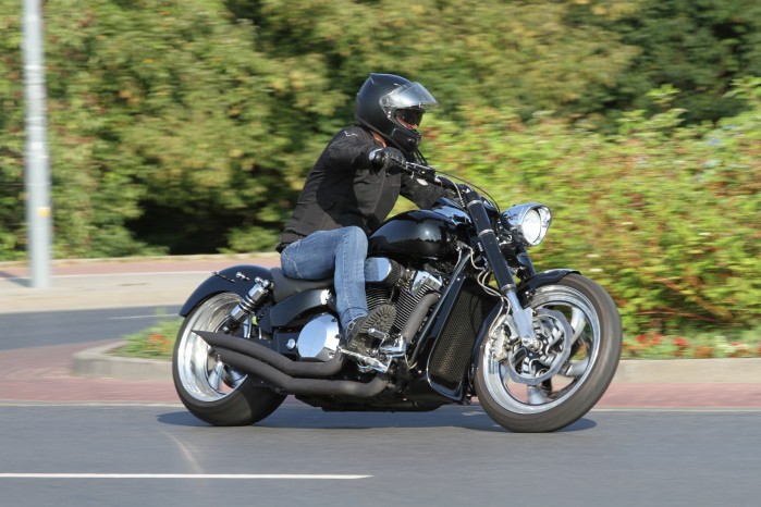 03 Honda VTX 1800 custom na ulicy