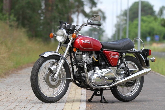 04 Norton Commando na asfalcie