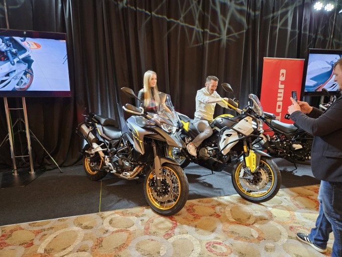 11 QJMotor motocykle turystyczne prezentacja
